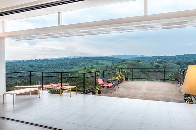 Compartimos vista hacia el horizonte en Terraza Casa LM30  Dise&ntilde;o de mobiliario exterior por @equintanille  Foto por: @topofilia.studio.  #view #panoramicview #architecture #outdorfurniture #furnituredesign