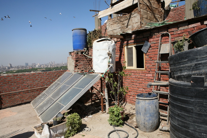 Solar energy panels and the tanks to produce biogas in Egypt. Amel Pain/EP