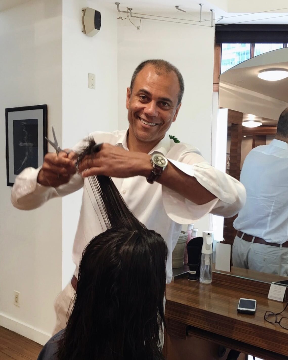 When a single smile can shift your entire day in the right direction&hellip; plus, you get a fabulous hair cut? It&rsquo;s a win-win at AKS! ✨
In frame: Alain