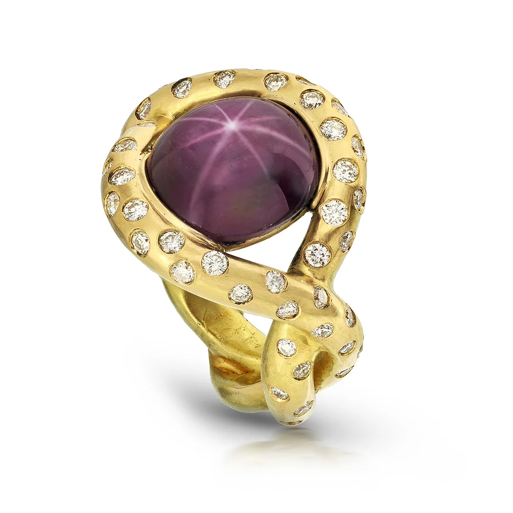 CABOCHON STAR RUBY INFINITY RING WITH NEAR COLORLESS DIAMONDS CRAFTED IN 18K YELLOW GOLD, 8.19 CTW
