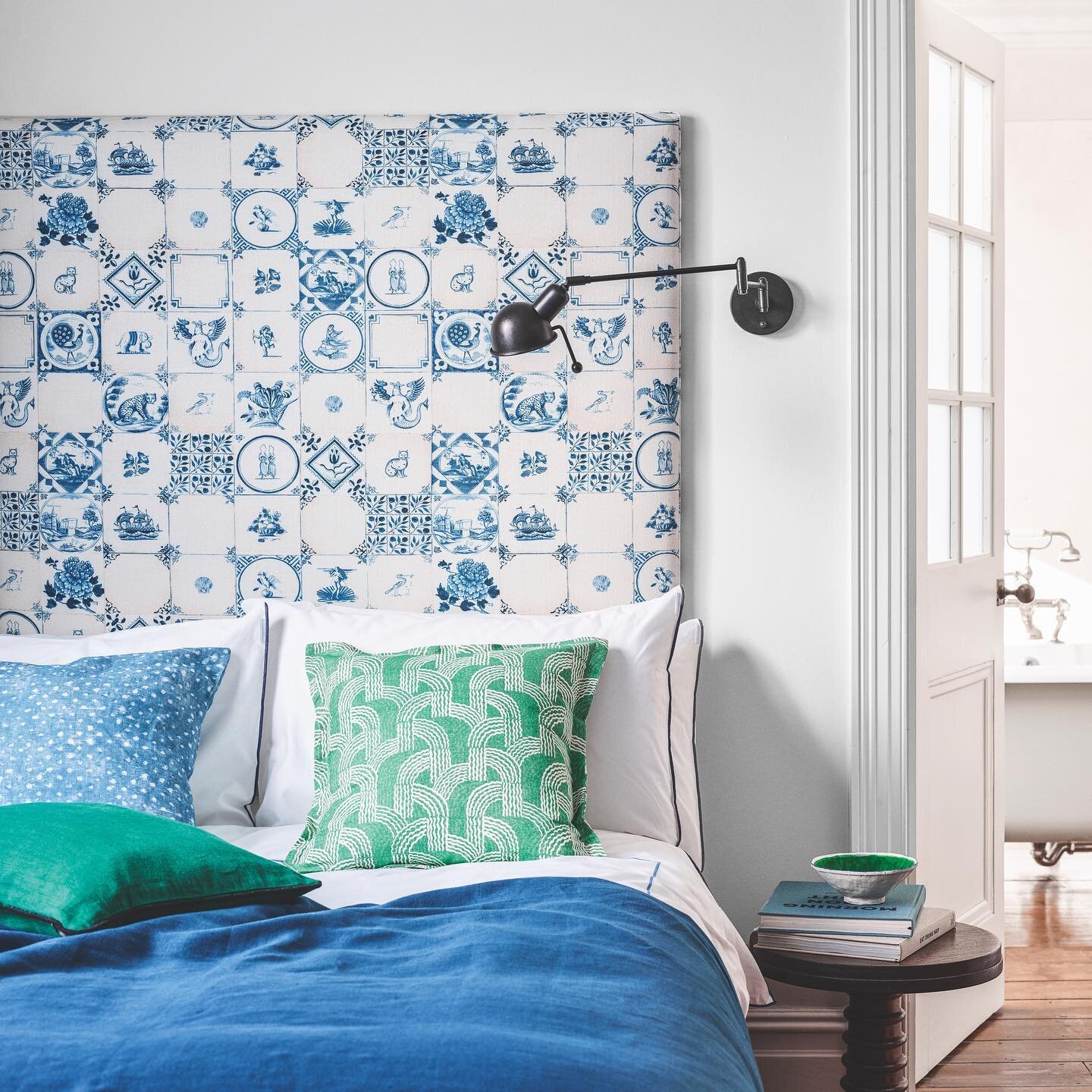 Looking fresh! An oversized headboard always has impact; here a traditional tile pattern works well with the clean, contemporary shape. Styling @alyce.taylor.stylist Photography @jakecurtisphoto @homesandgardensuk 

Credits - Walls in Skimming Stone 