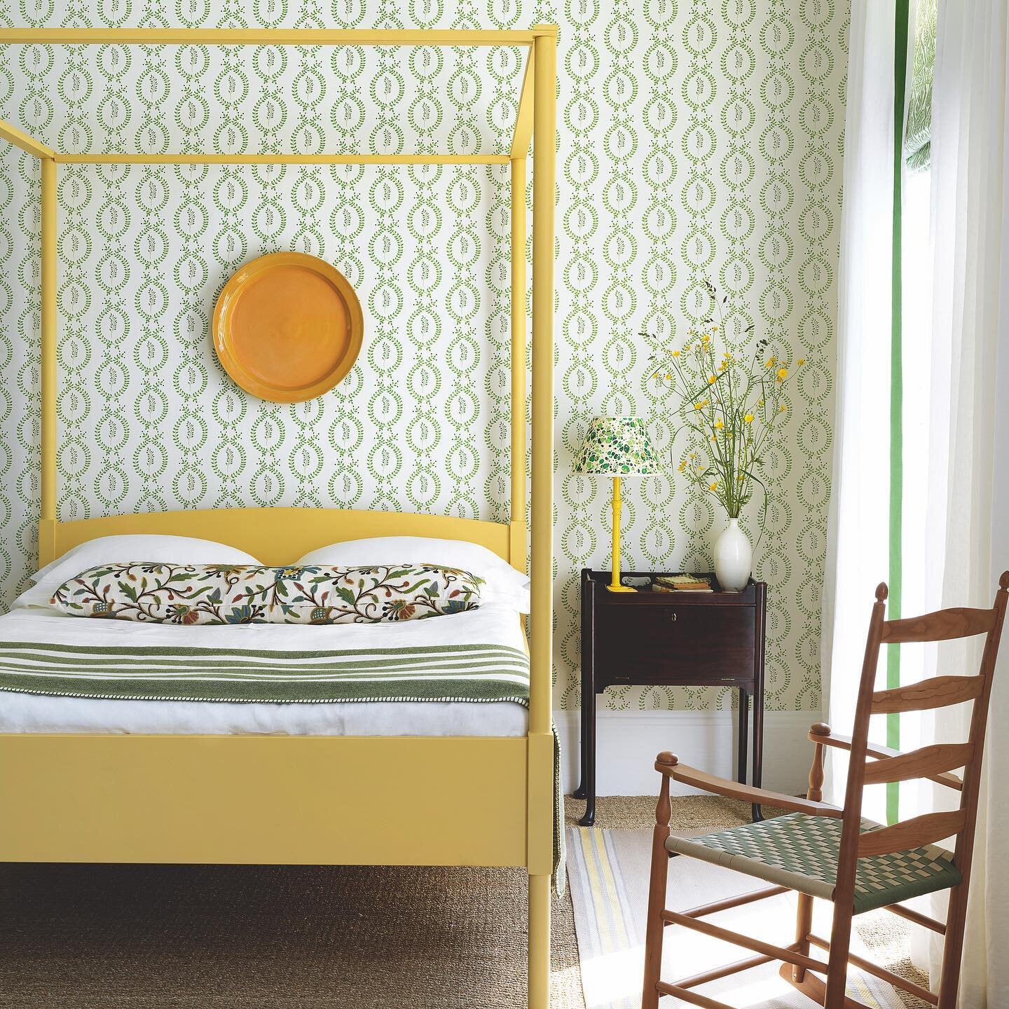 A refreshing combination for a bedroom. Zing! Styling @katrincargill Photography @simonbrownphotography @homesandgardensuk 

Credits: wallpaper @tissusdhelenelondon Curtains @romo_fabrics @blithfieldandco Bed @shakerofmalvern Lamp @rosideruig Runner 