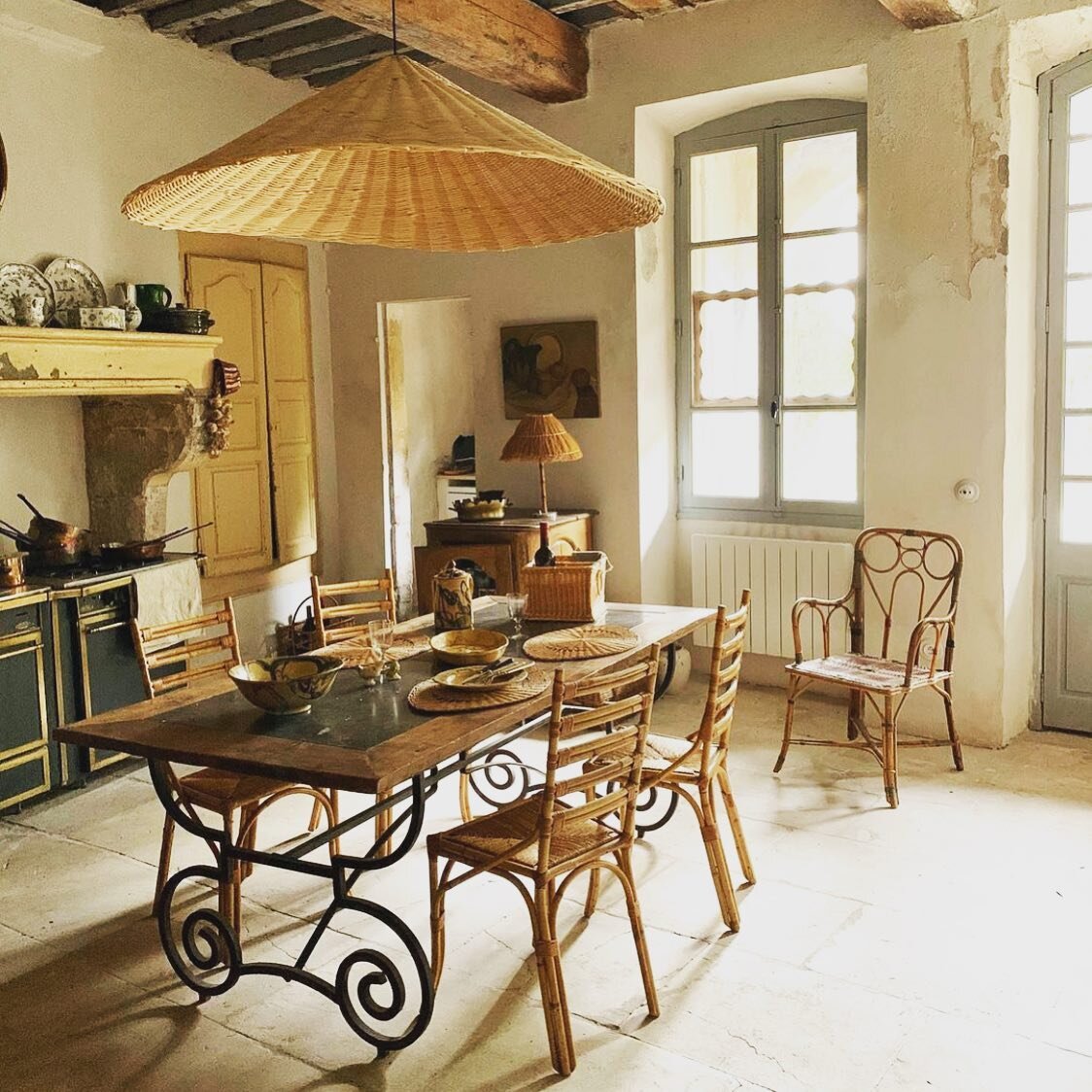 Sure, the first spring sunshine is really nice, but this  is so where I&rsquo;d like to have been today - a gorgeous Provençal kitchen, courtesy of @ateliervime 
#wewilltravelagain