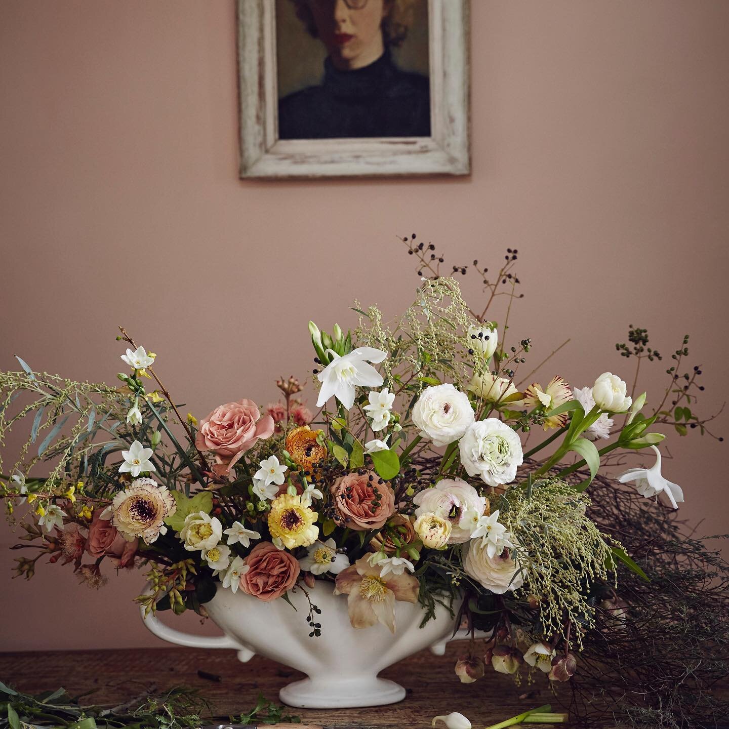 Stunning flowers for a chilly evening. @aesmestudio photograph @aluncallenderphoto