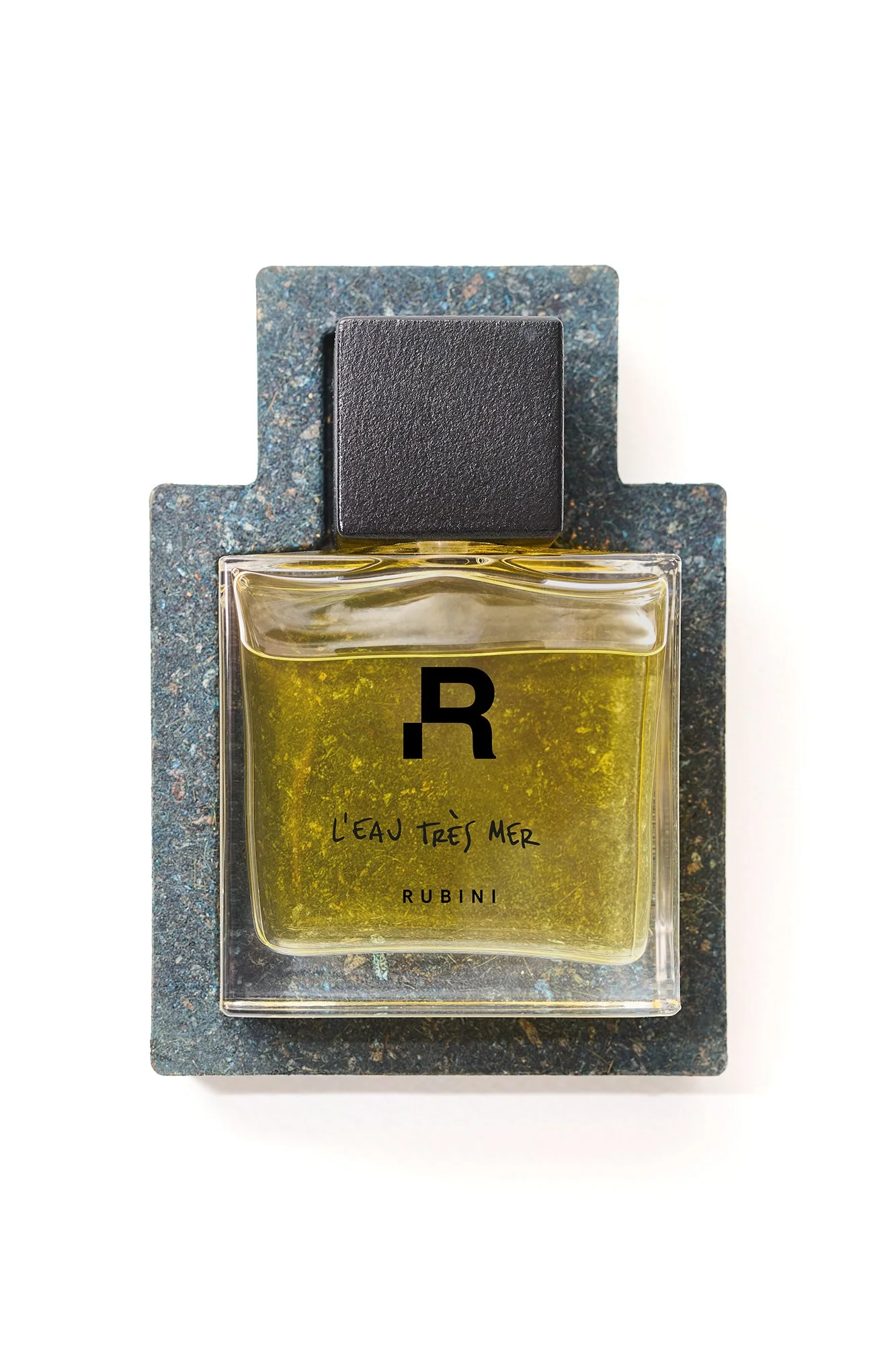 L'eau Tres Mer_Shell_Open_Small_Resolution.jpg