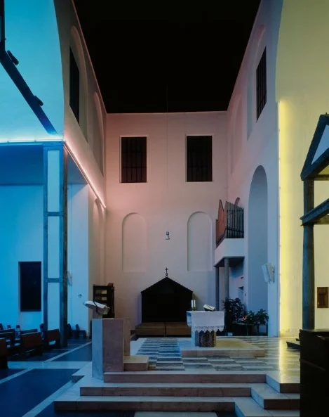 Dan-Flavin_Chiesa-Rossa_navata-507x640.jpg