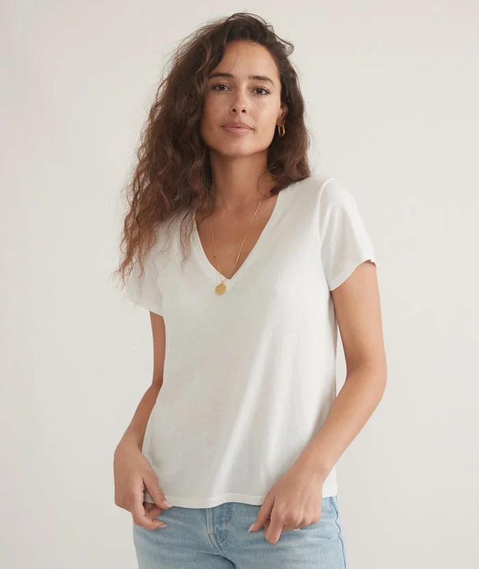 W_S3_Easy_V_Neck_White_124020101118950241-Final-Web_700x.jpg
