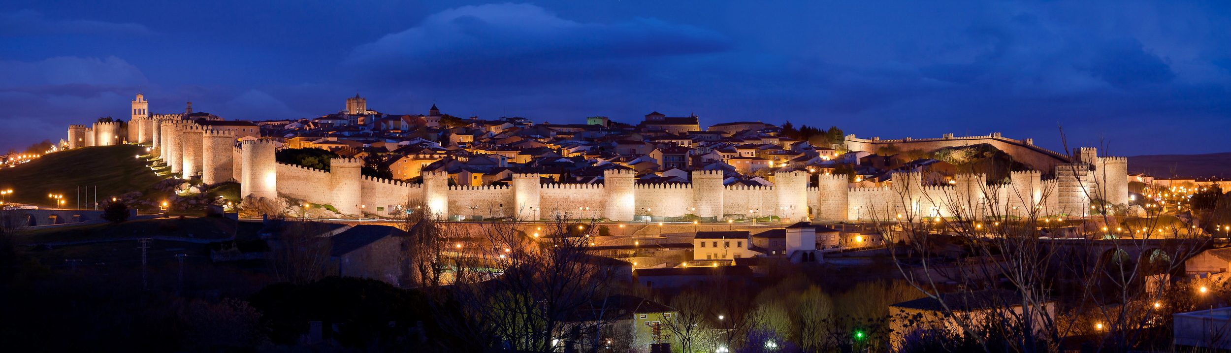 Panoramica_nocturna_de_la_Ciudad_de_Ávila.jpg