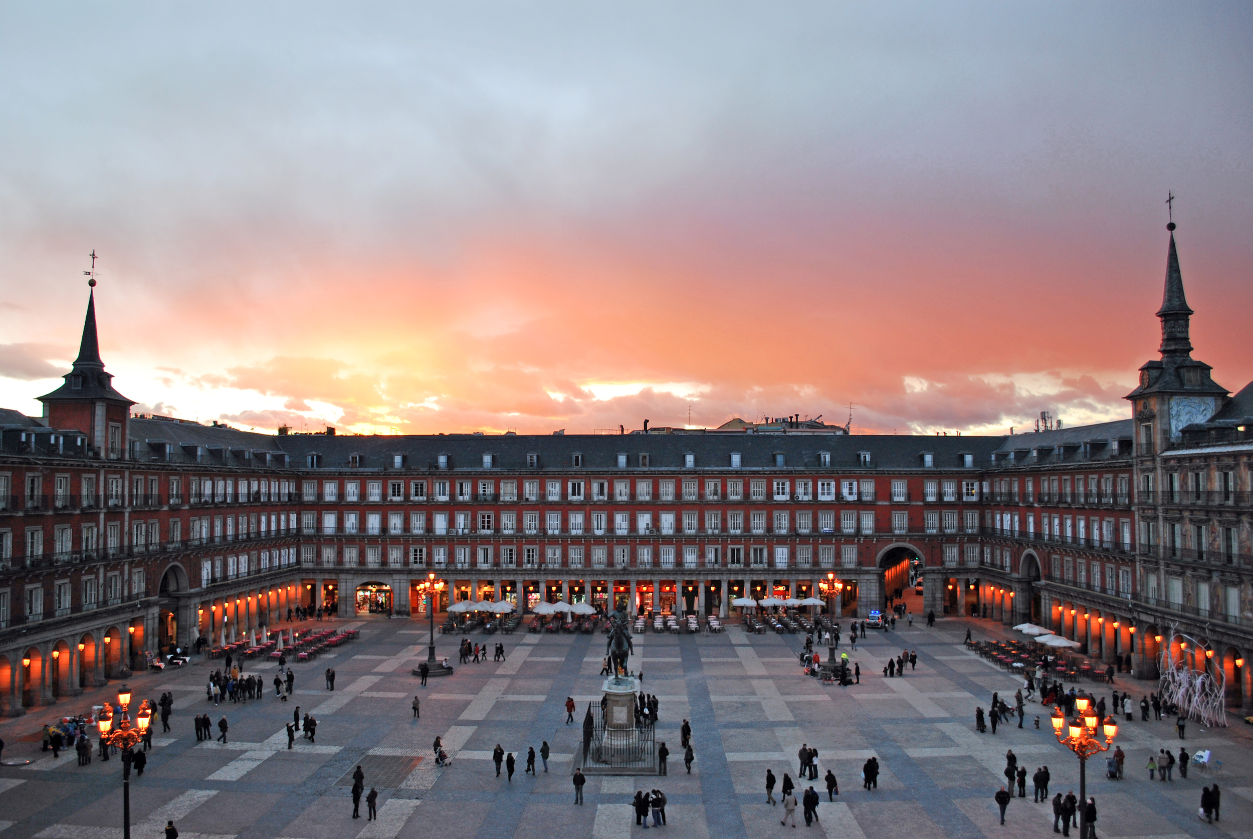 Plaza_Mayor_de_Madrid_02.jpg