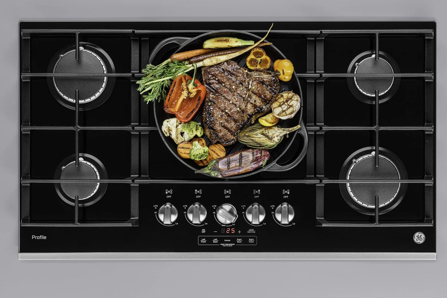 Carne a la parrilla con verduras asadas en una estufa de gas.