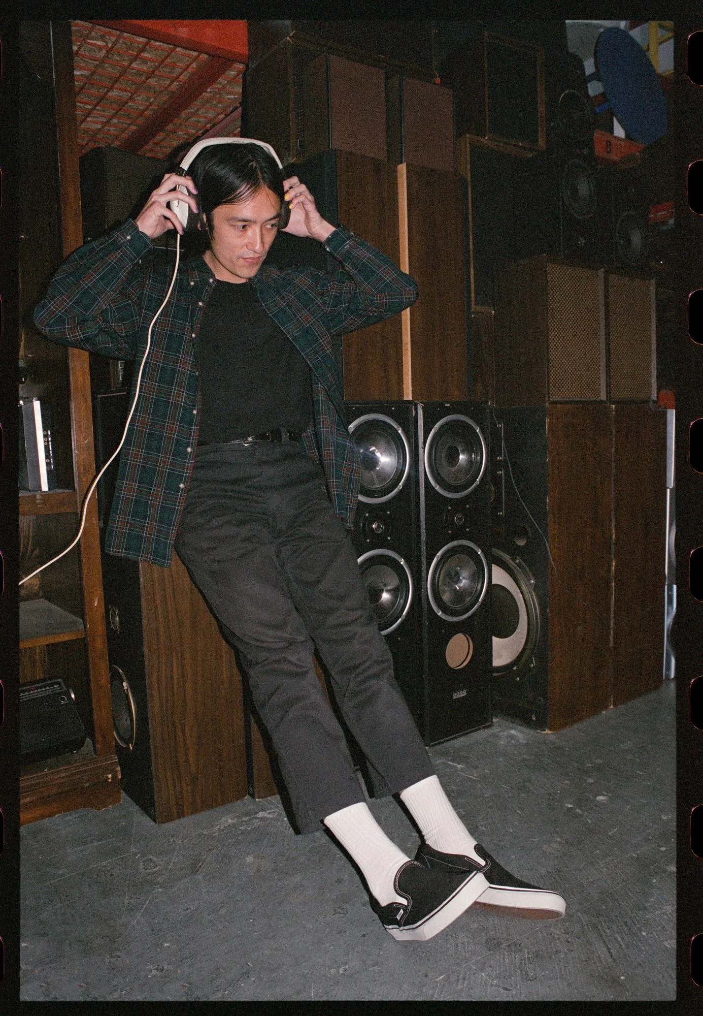 FA22_CLASSICS_SLIP-ON_BLACK_VN000EYEBLK_LIFESTYLE_014.jpg