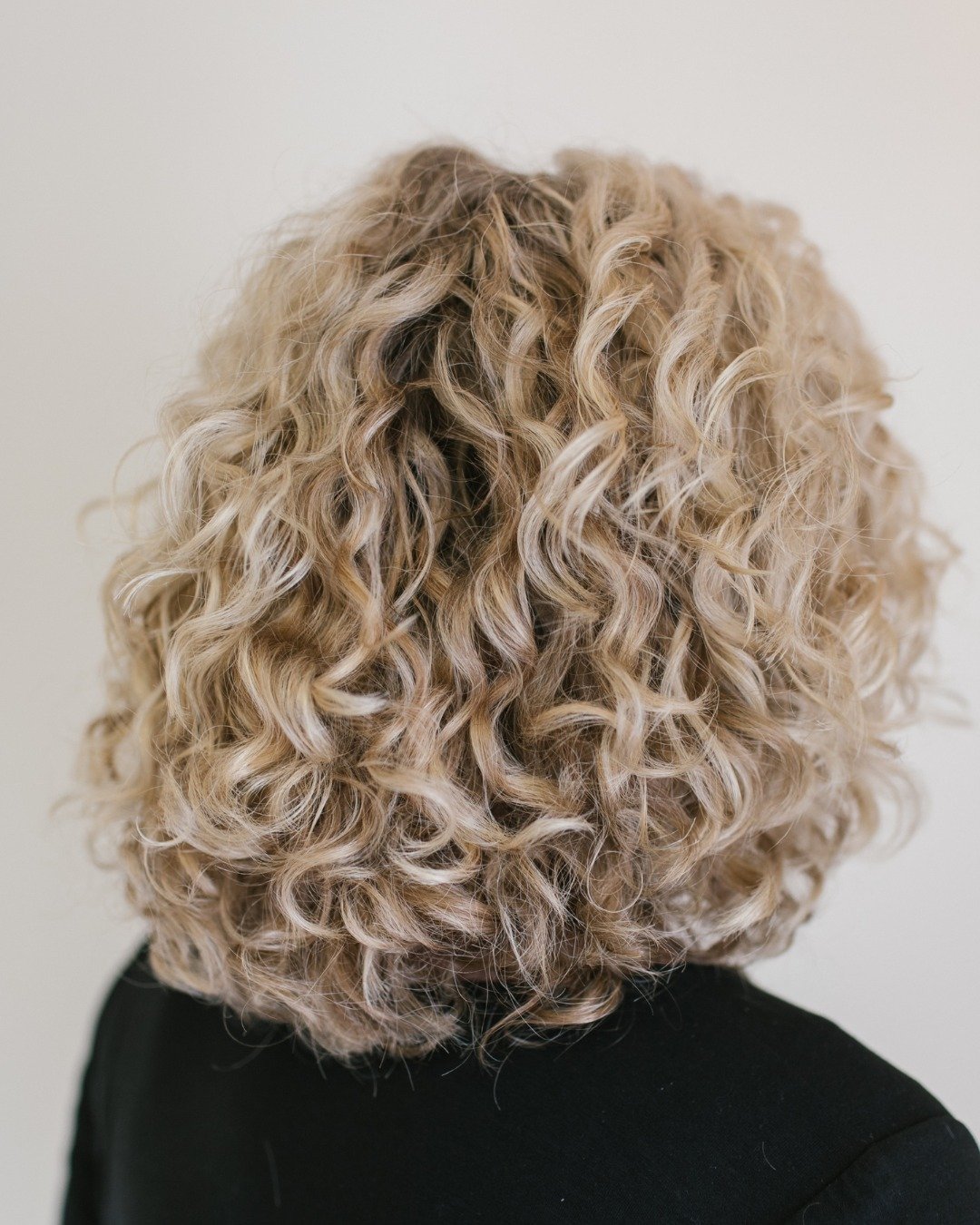 Say goodbye to lifeless locks and say hello to hair that turns heads!

Siren specializes in creating jaw-dropping curls that steal the show. Our skilled stylists are masters at crafting healthy, voluminous curls that make a statement.

Ready to embra