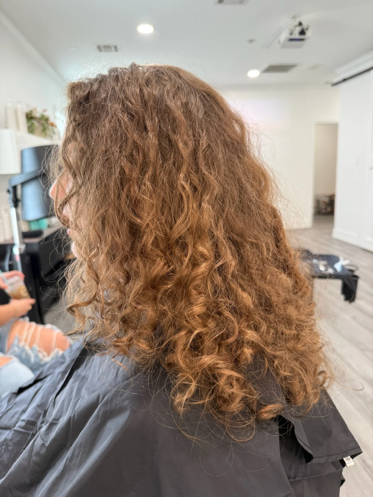 Before photo of a Siren Curl Studio client with dull blonde color before a highlight service.