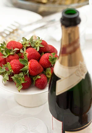 28643151-Fresh-home-made-summer-cocktail-with-champagne-peppermint-and-fresh-strawberries-Stock-Photo.jpg