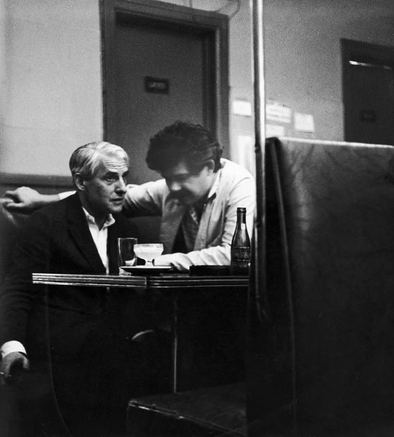 de-kooning--chamberlain-at-the-cedar-fred-w-mcdarrah.jpg