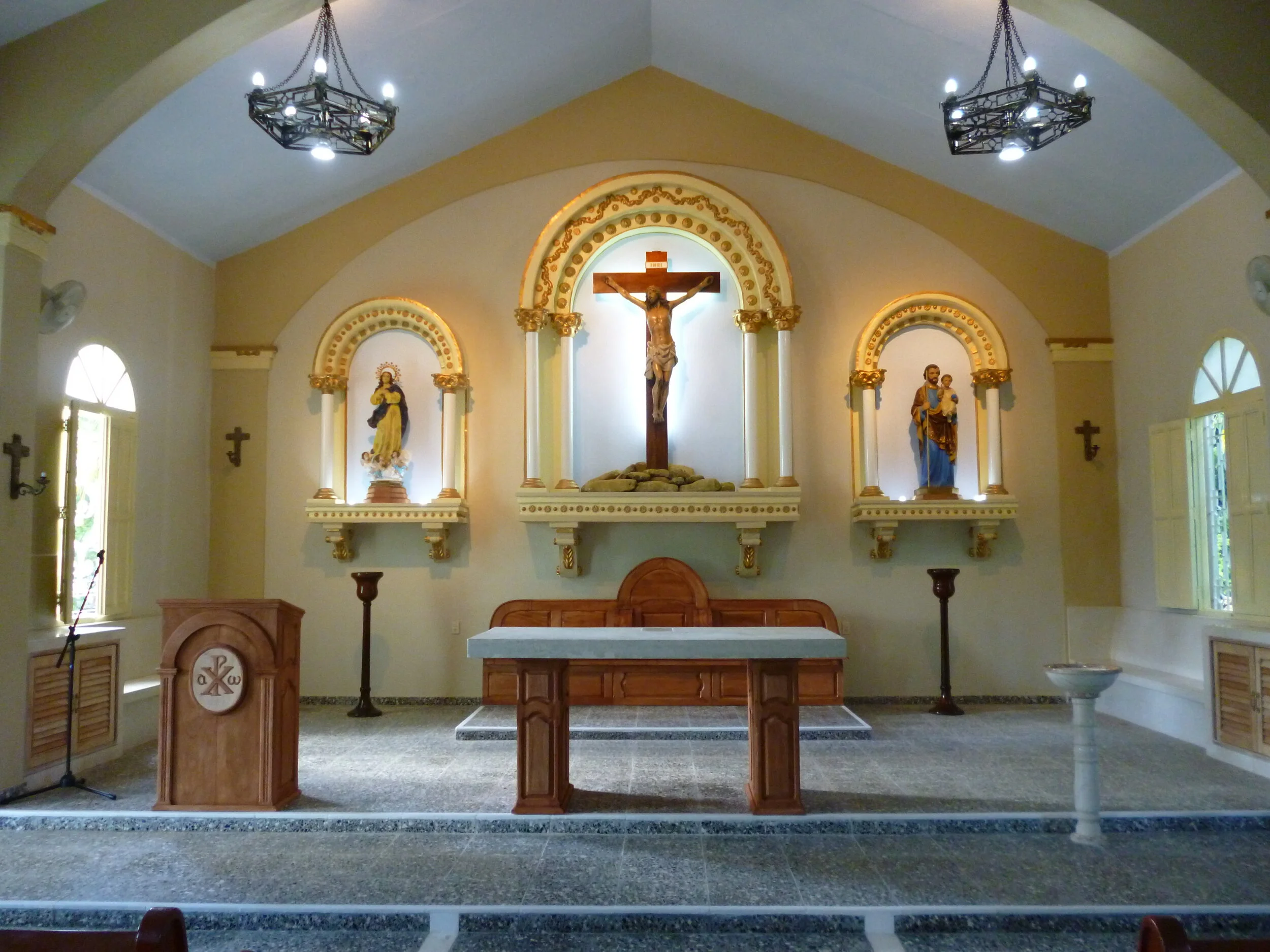 Inside view of Sanctuary of Church in Chambas.jpg