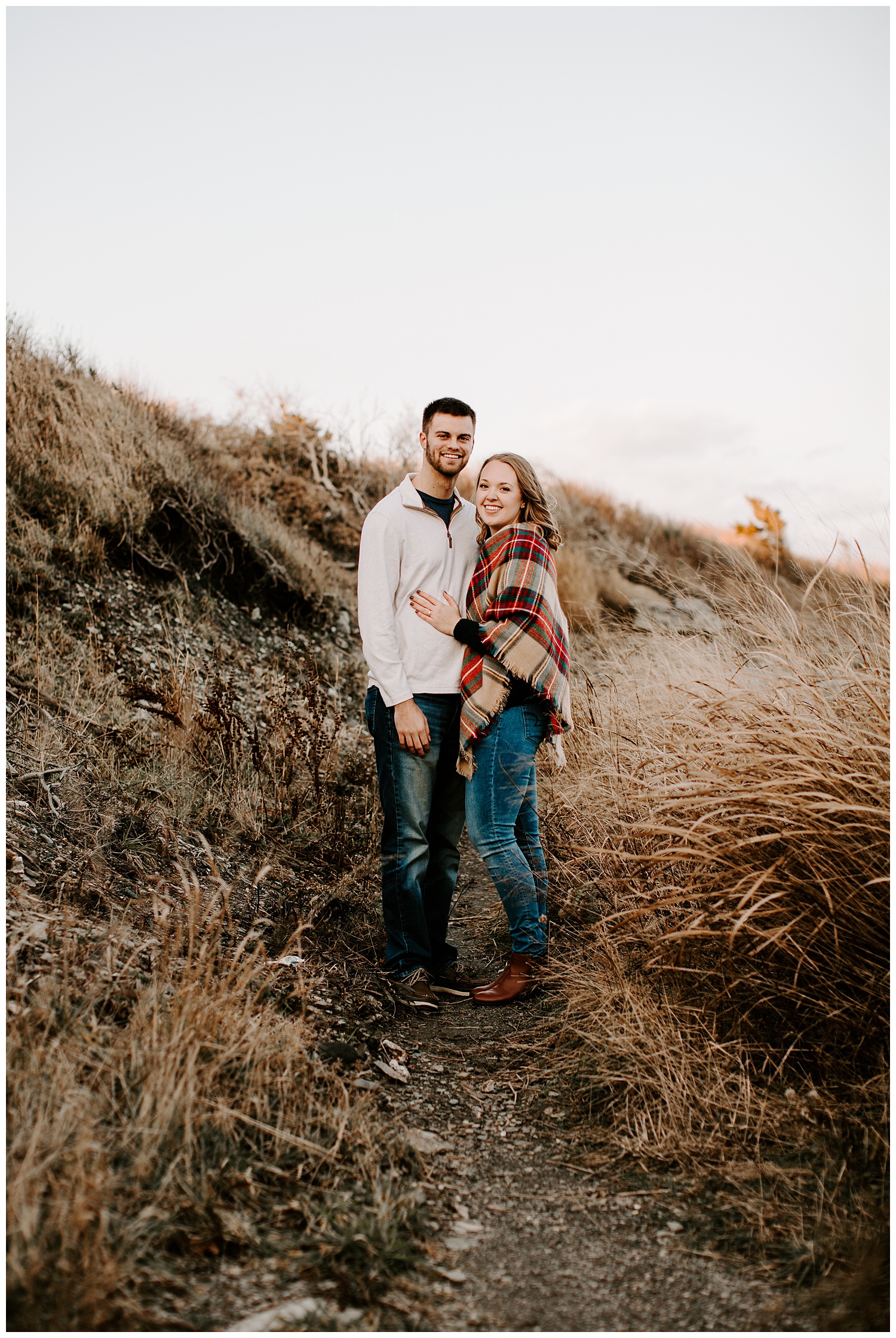 jay_kalyn_beavertail_beach_winter_engagement_session_jamestown_rhode_island08.jpg