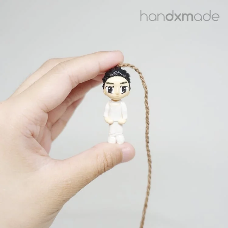GLOSSY FIGURINE