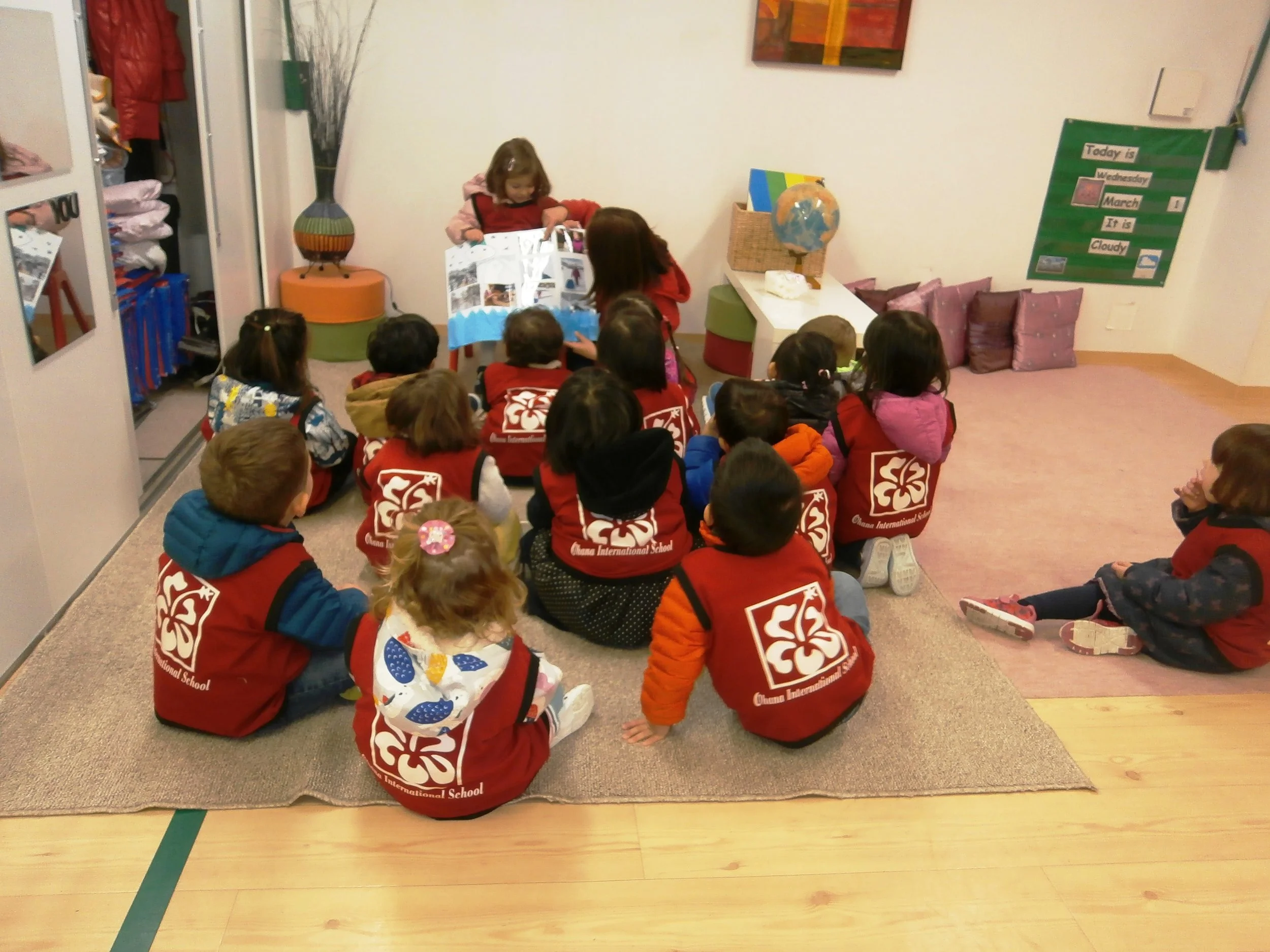  Everyone's interest was piqued as they looked at the pictures.