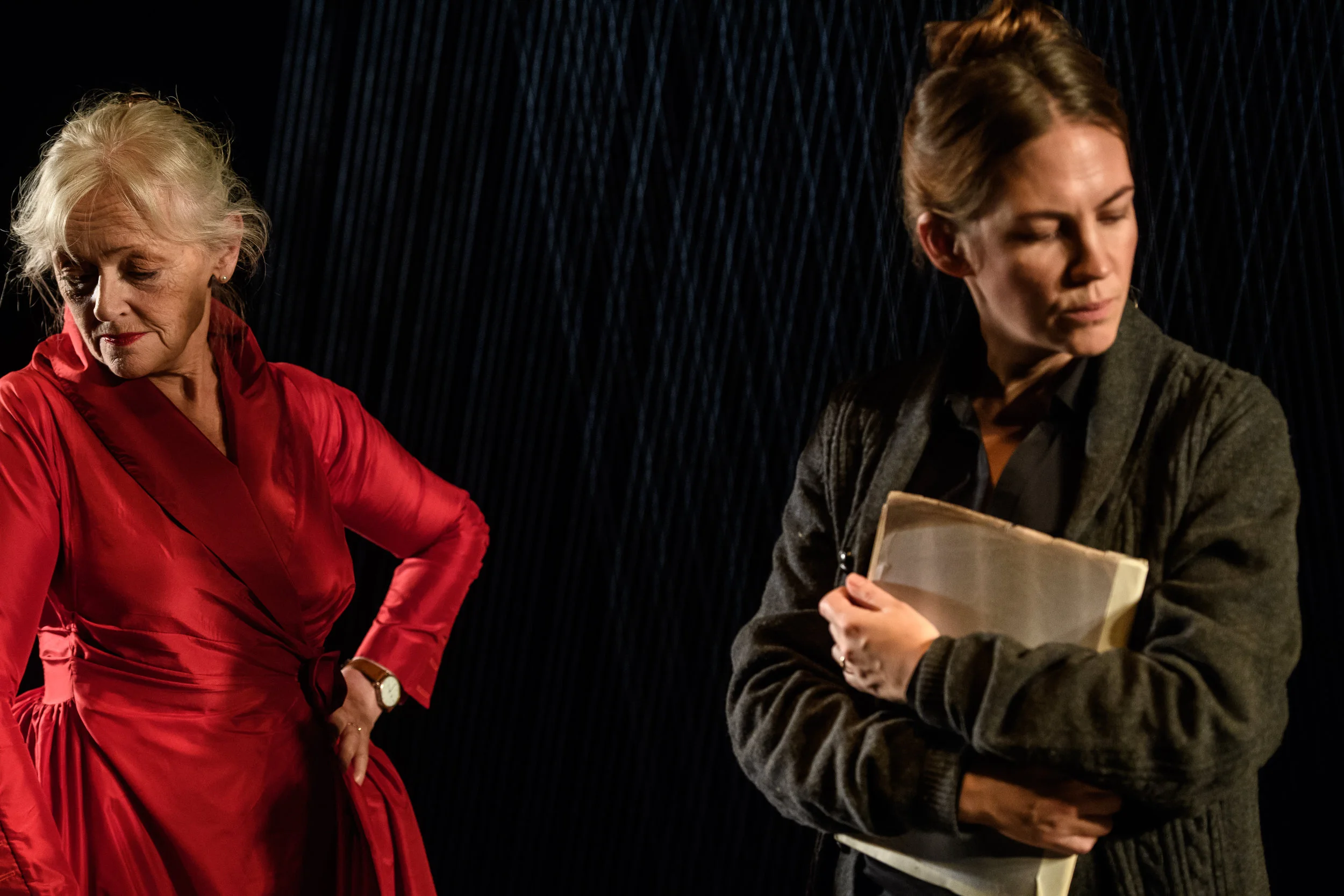 Chatarina Larsson som Charlotte Andergast och Julia Marko-Nord som dottern Eva. Foto: Martin Hellström.