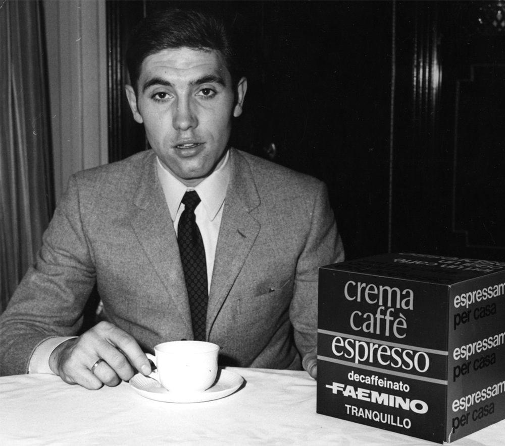 Eddy Merckx tomándose un cafe.