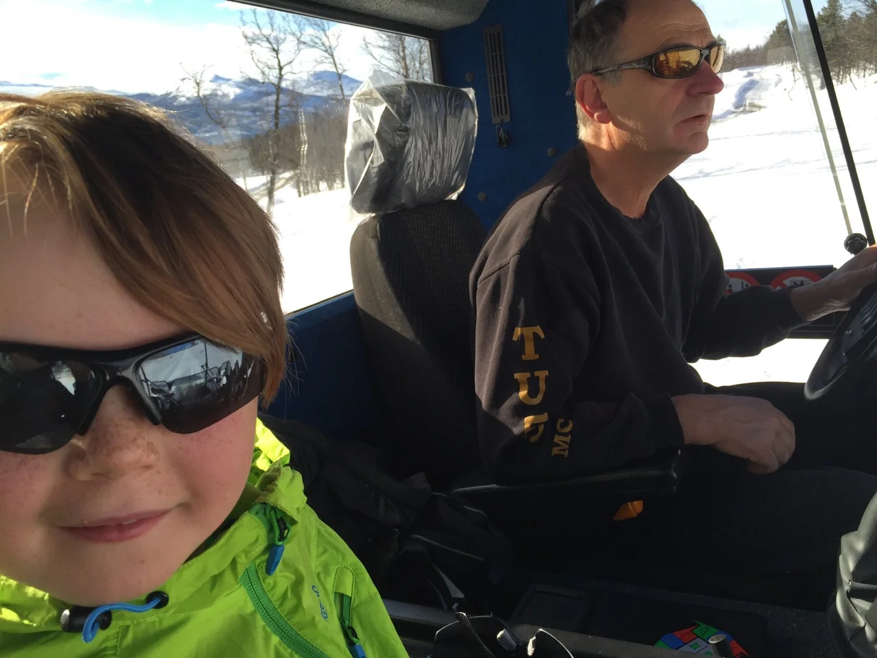 Uka før påske får Ask bli med Åge å kjøre løyper. Smilet får hele veien rundt!