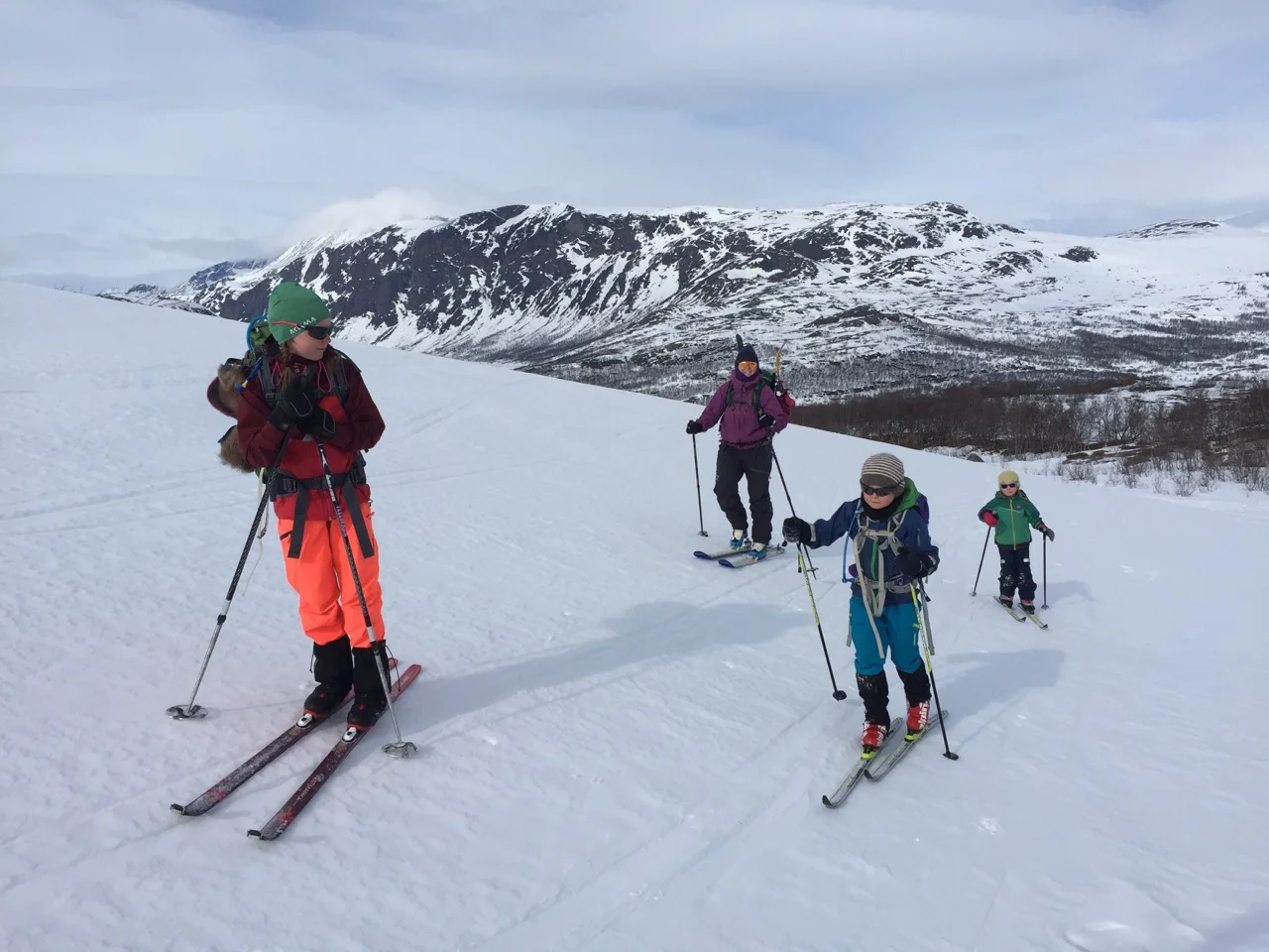 Tur til Heimdalshøe (1843 moh) midt i påskeuka. Besseggen i bakgrunnen.