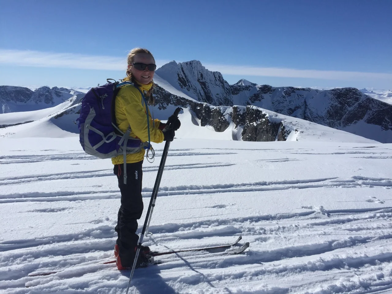 Frøy når toppen av Tjørnholstinden (2330 moh) og har gått mer enn 1250 høydemeter på en dag!!