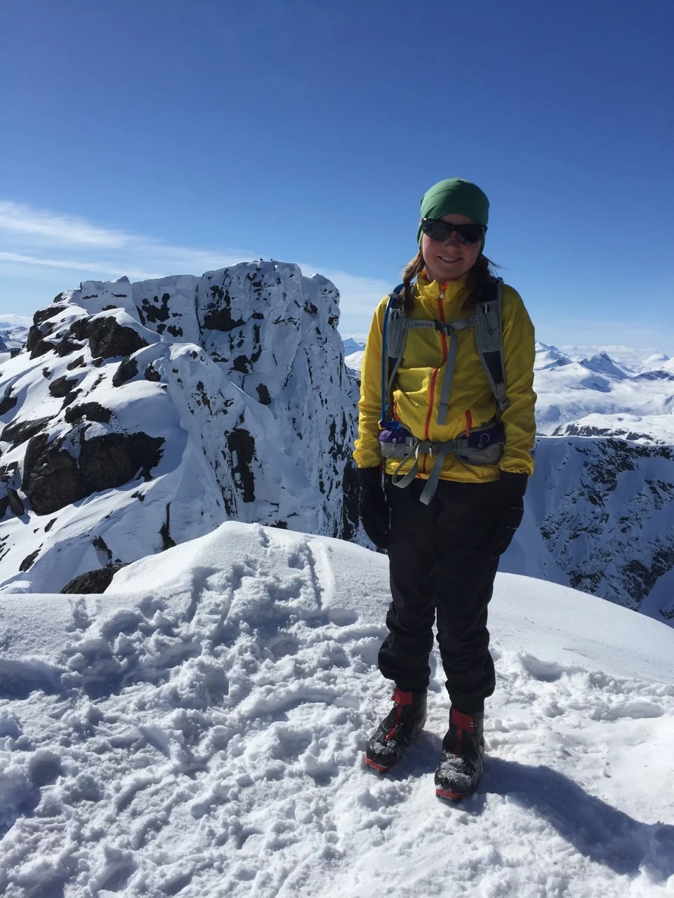 Frøy når toppen av Tjørnholstinden (2330 moh) og har gått mer enn 1250 høydemeter på en dag!!