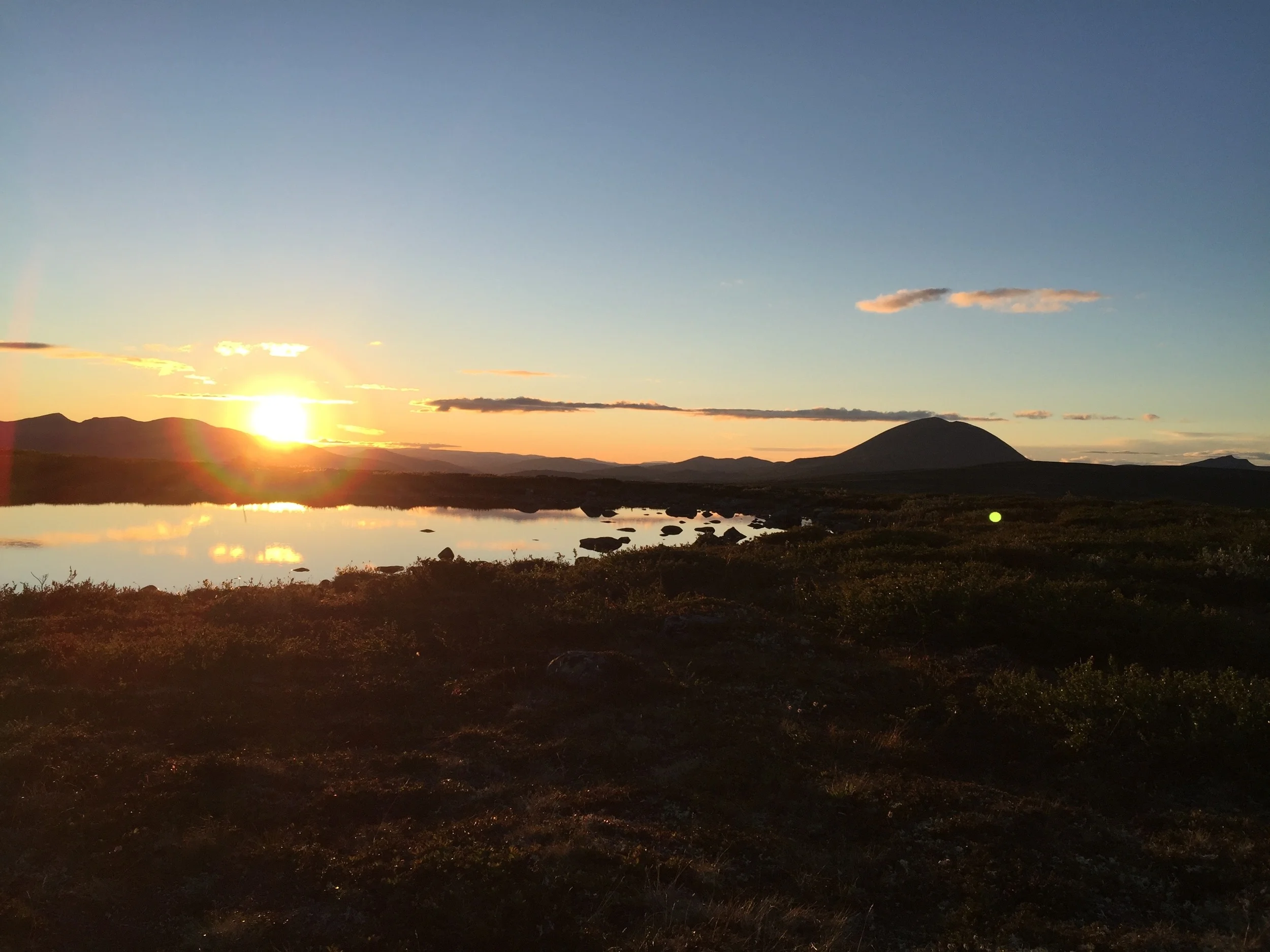 Solnedgangs-telttur på platået nedenfor Skardfjellet, midt i juni