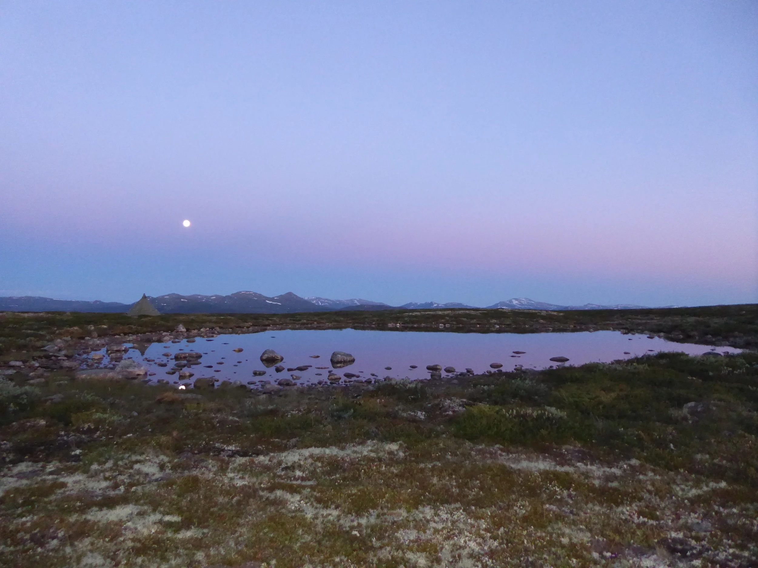 Solnedgang og fullmåne ved tjønna nedenfor Skardfjellet