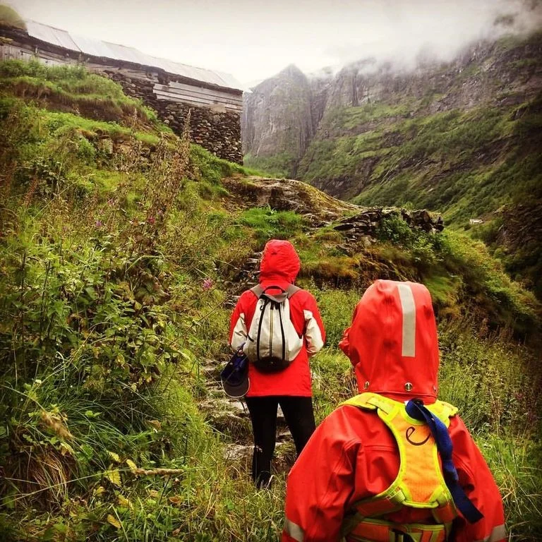 Biletet er teke ved Sinjarheim i Aurlandsdalen.