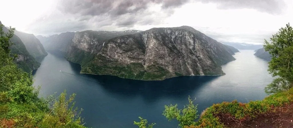Panoramautsikt frå Beitelen. Nærøyfjorden t.v, og ytre Aurlandsfjorden t.h.