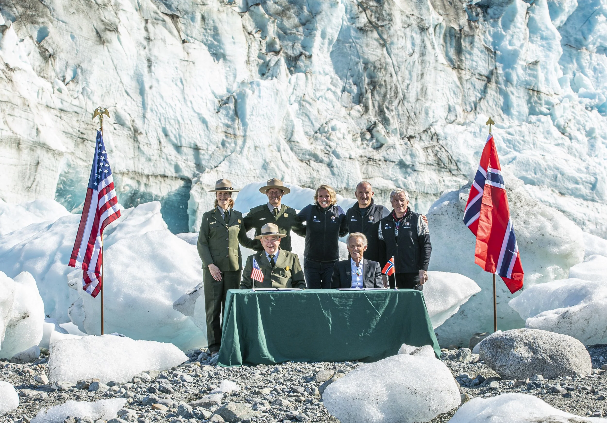 Bak frå venstre: Ingrid Dixon, Glacier Bay National Park Service (GLNPS), Scott Gende, GLNPS, Katrin Blomvik, Vestnorsk fjordlandskap (VNF), Erling Oppheim,VNF og Leif Inge Underdal, VNF. Framme frå venstre ved bordet: Superintendent Philip Hooge, GLNPS, og Arne Sandnes, leiar av Verdsarvrådet. Foto:UNESCO/ Daniel Correia.