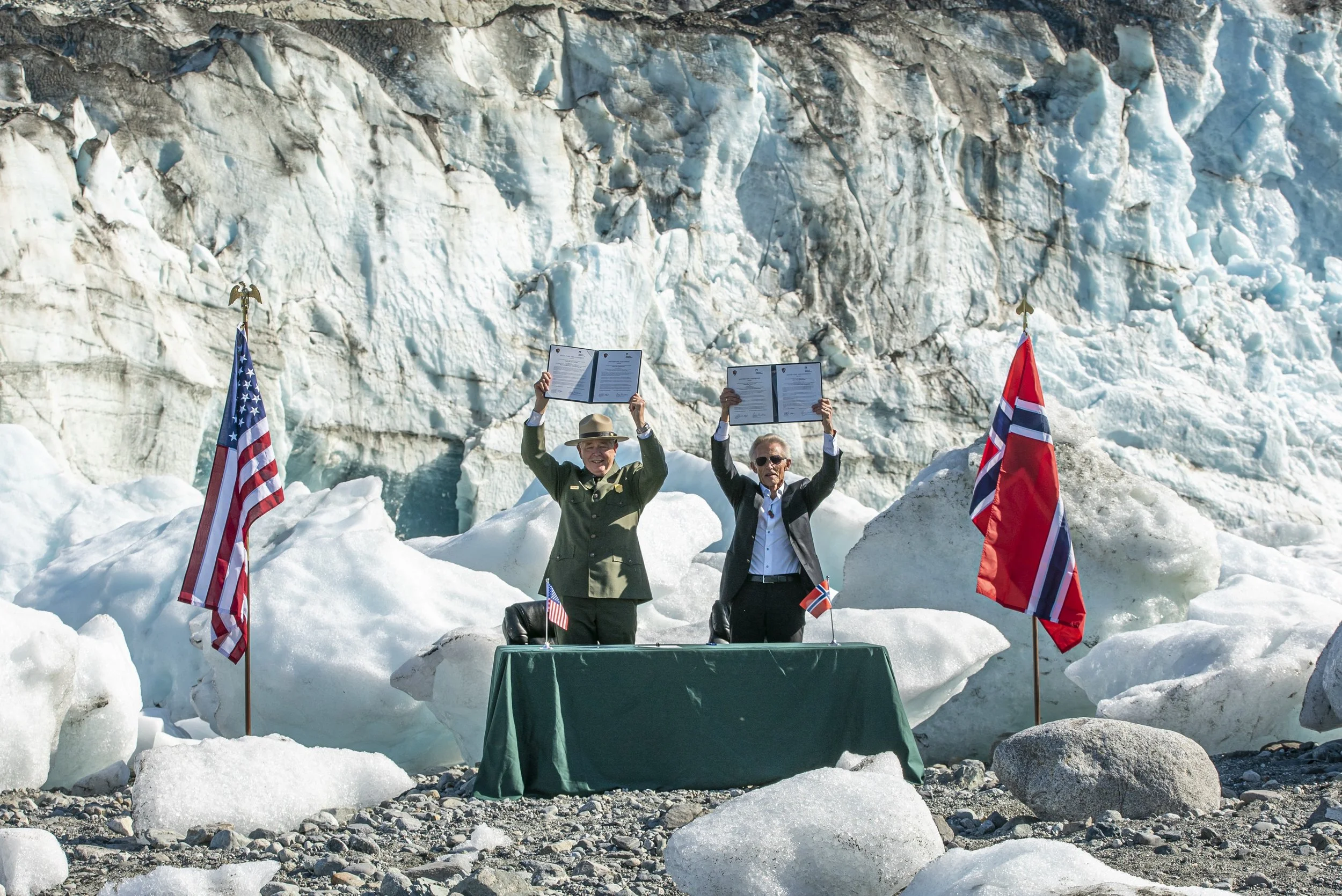 Superintendent Philip Hooge, GLNPS, og Arne Sandnes, leiar av Verdsarvrådet. Foto: UNESCO/ Daniel Correia