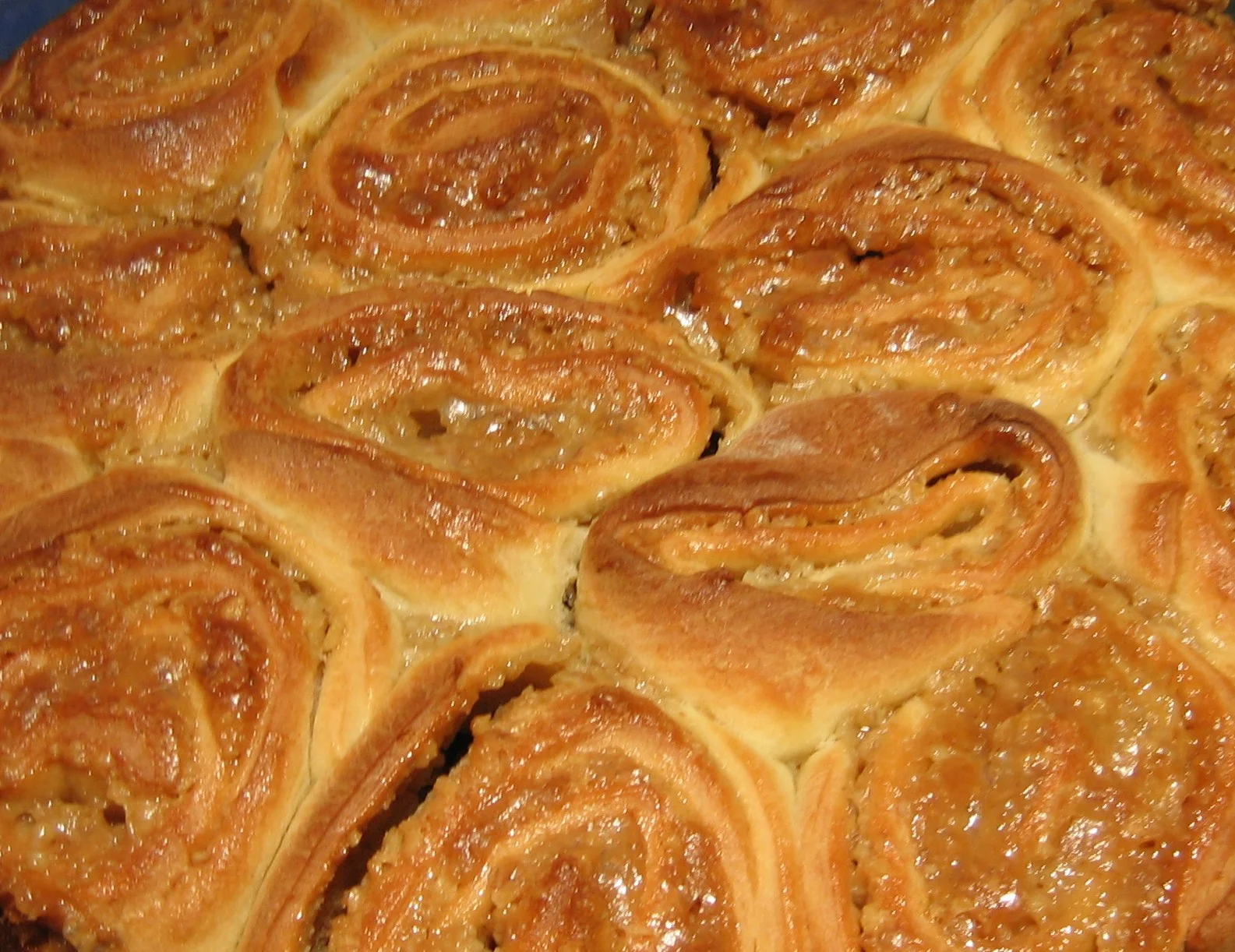 Pecan yeast “roses” cake