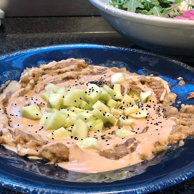 Eggplant spreads aren&rsquo;t necessarily the most beautiful dishes, but boy, are they yummy! Roasted eggplant, topped with a spicy tahini, pickled cucumber and nigella seeds
.
.
#eggplant #tahini #middleeasternfoods 
#vegan #veganfood #veganfoodie #