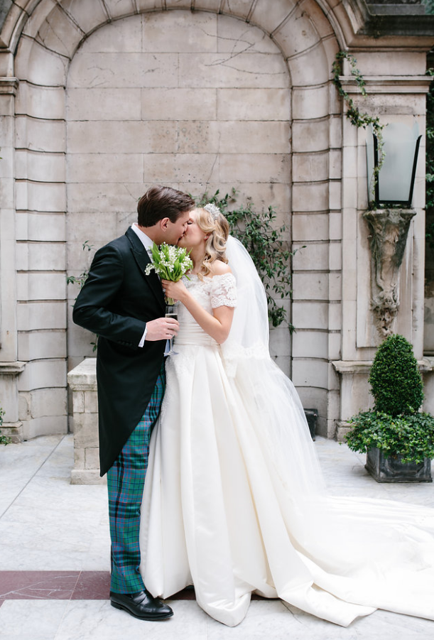 kent florist Jennifer Pinder London wedding in Dartmouth house spring flowers in blue and white 14.png