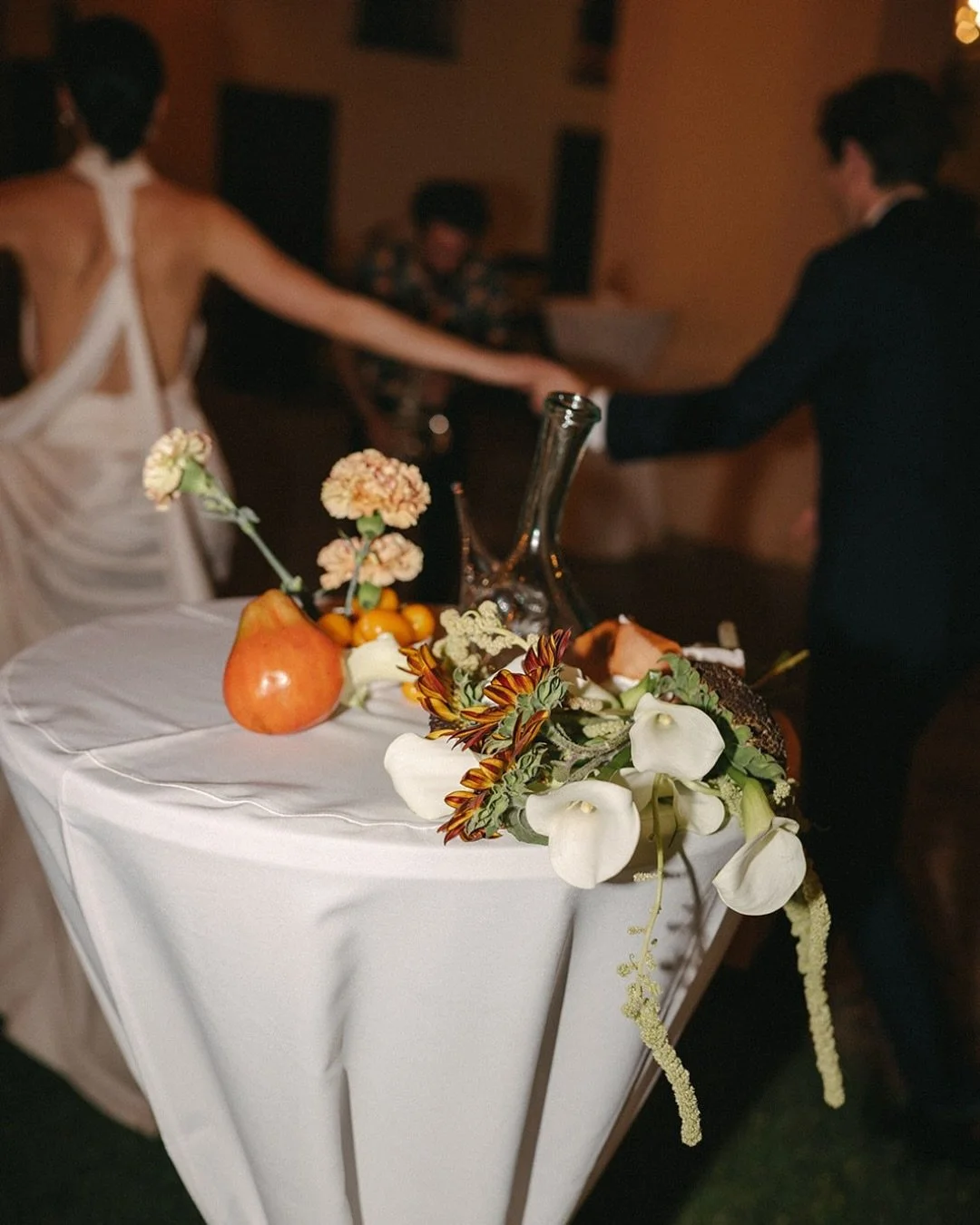 We&rsquo;re back &mdash; and we couldn&rsquo;t resist starting with something we truly care about! ✨ 
Yes, sometimes we love to play with trends, but we always make them our own. Lately, fruit and veggies have become a must-have detail on wedding tab