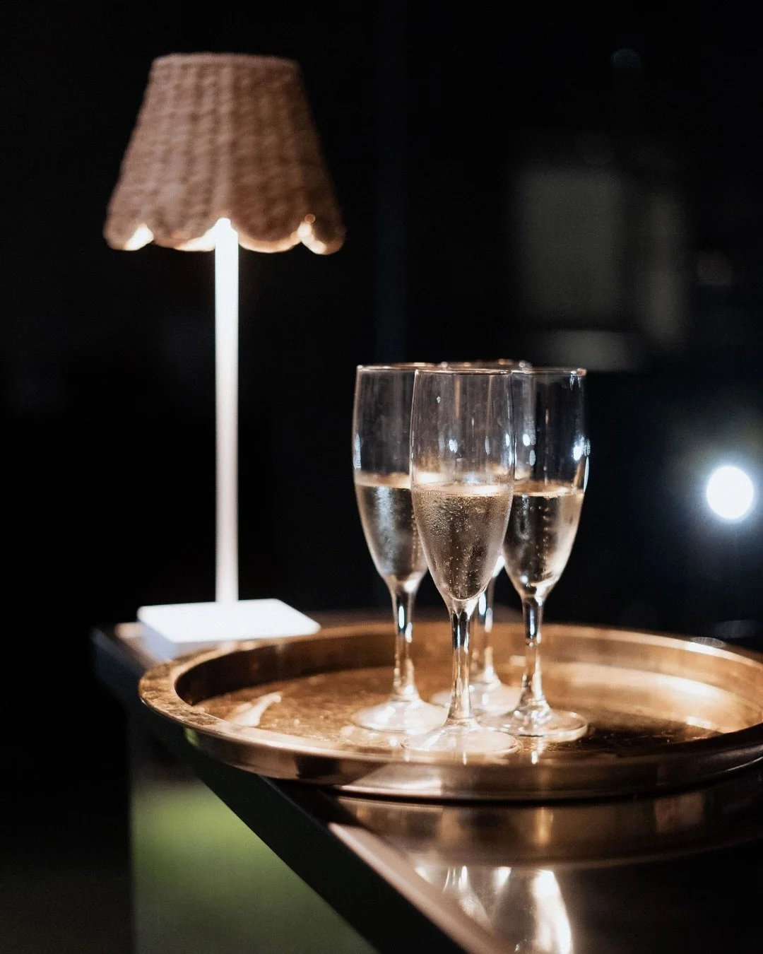 Lights set the vibe, always. ✨
&bull;
#italianwedding #weddinginveneto #destinationweddinginitaly #italianweddingplanner