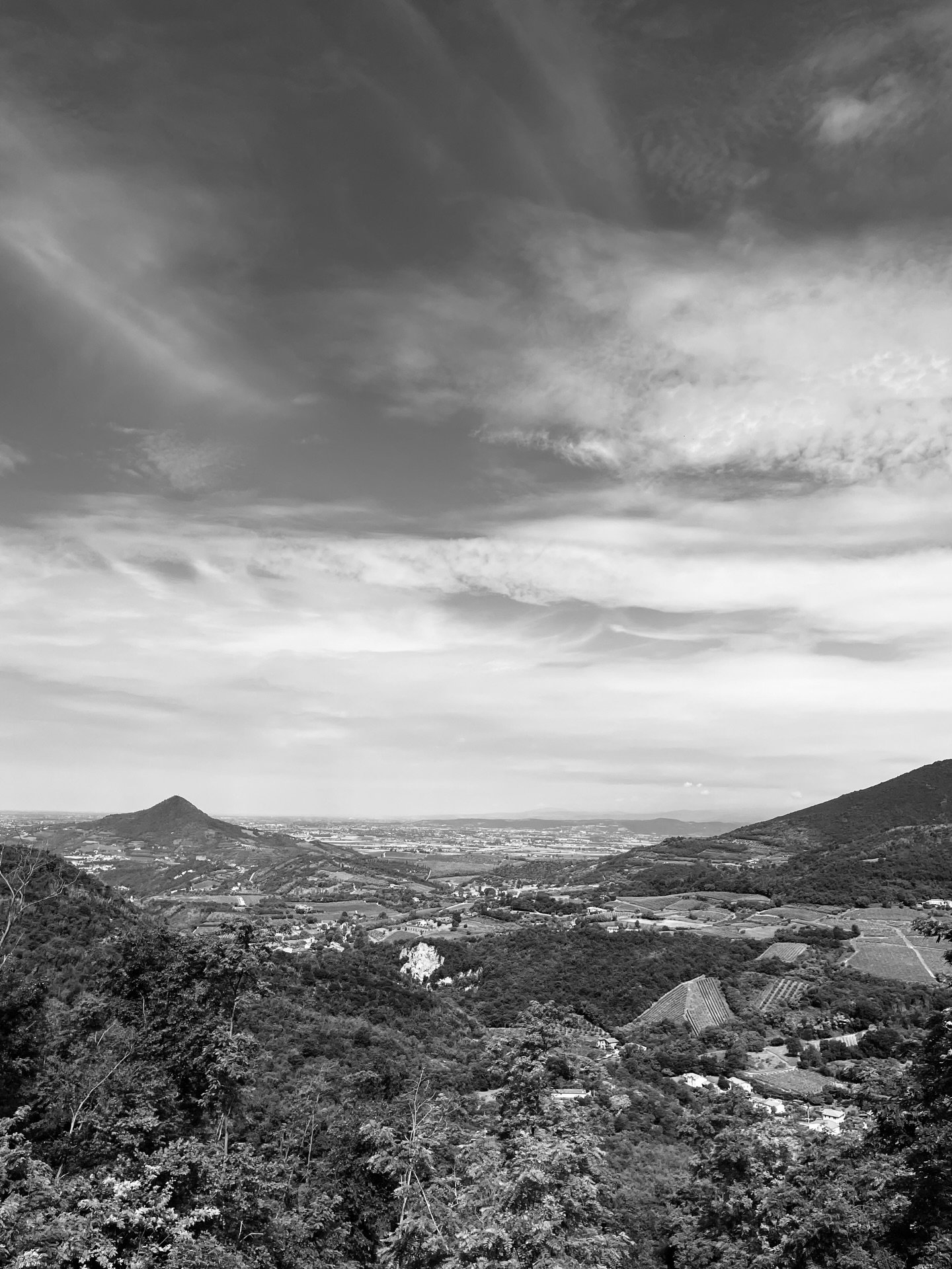 Kicking off the season with a beautiful 3-day celebration for a couple who crossed an ocean to get married in Italy, surrounded by the Euganean hills: a corner of Italy many of our international couples discover for the very first time, and quickly f