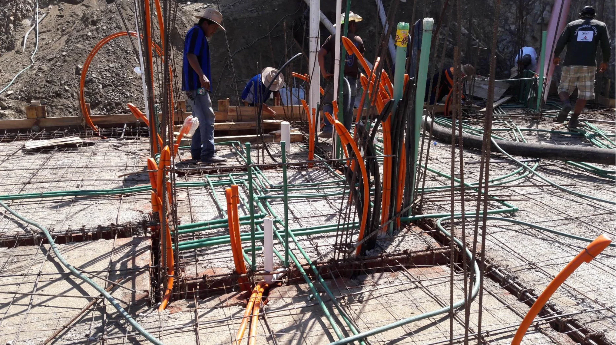 RAMALEOS HIDRAULICOS Y DUCTOS ELECTRICOS NIVEL +14.00 EDIFICIO “A”