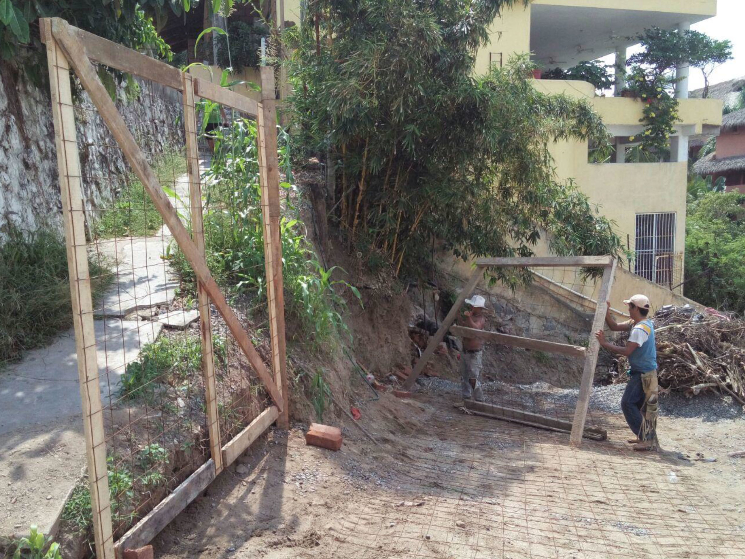 PUERTA DE ACCESO A OBRA