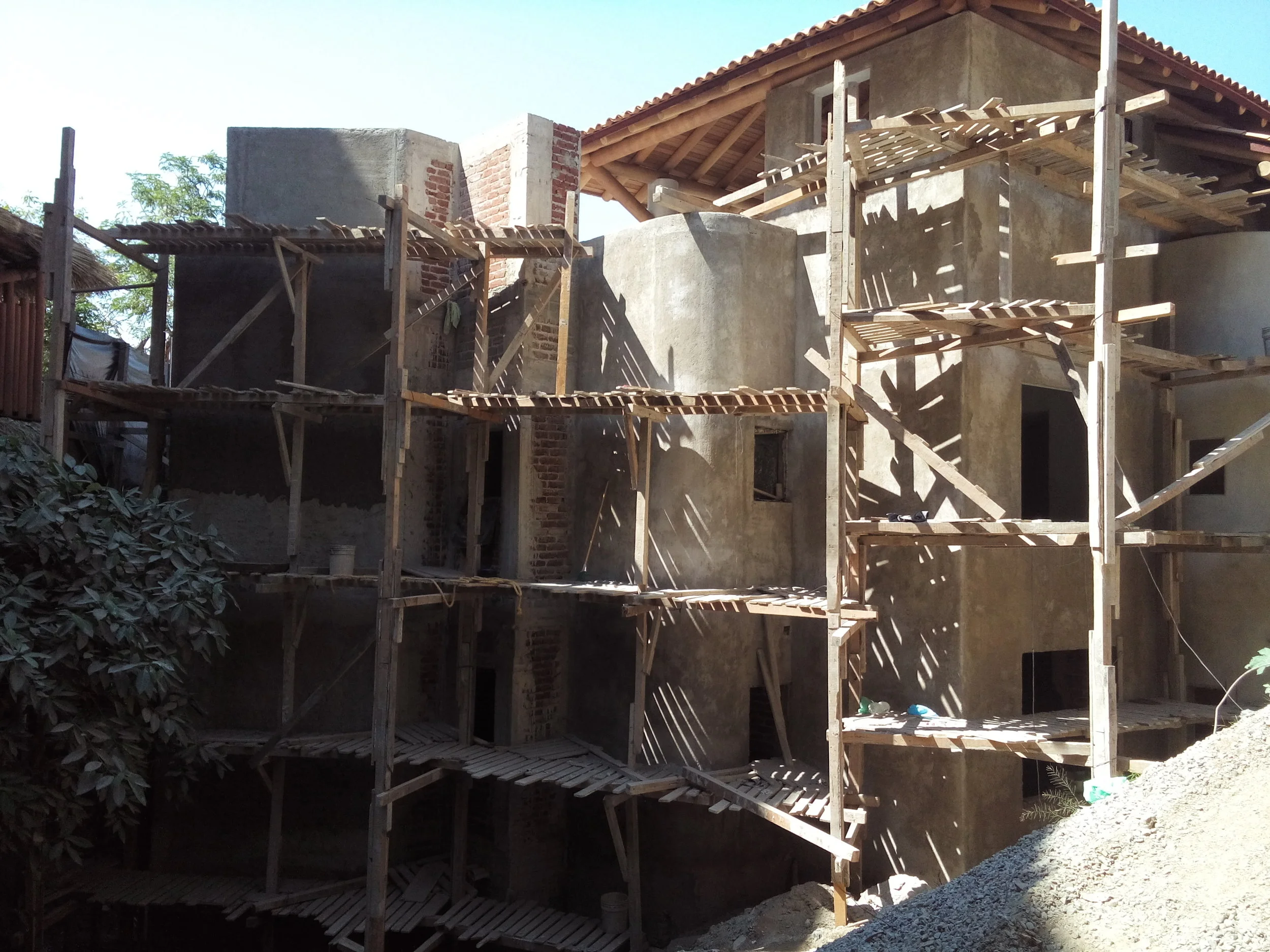 APLANADO EN FACHADA LATERAL IZQUIERDA - EDIFICIO "A"
