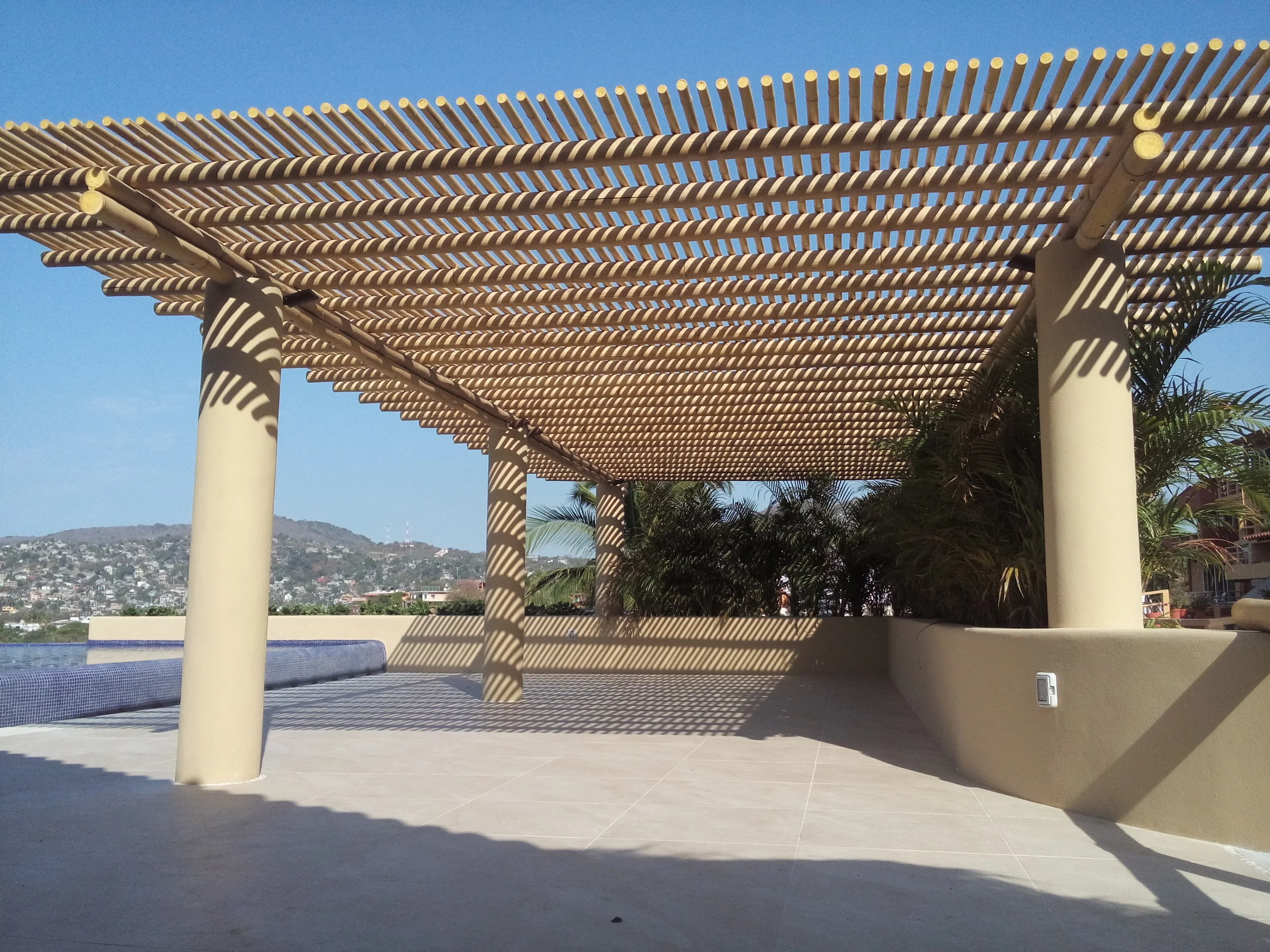 PERGOLA DE BAMBÚ EN TERRAZA