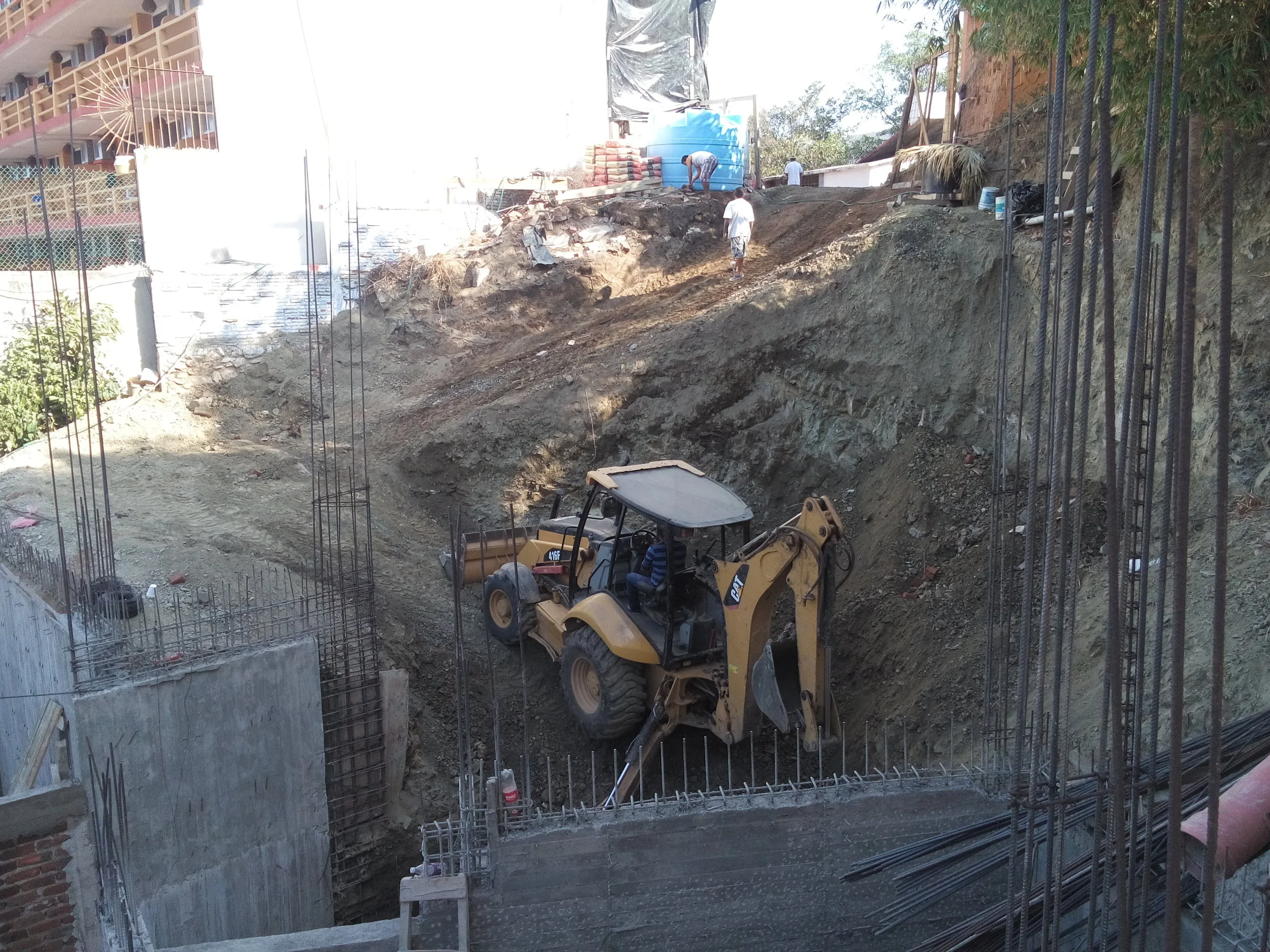 CORTE DE TERRENO PARA DESPLANTE DE ESCALERA Y CUBO DE ELEVADOR - EDIFICIO "B"
