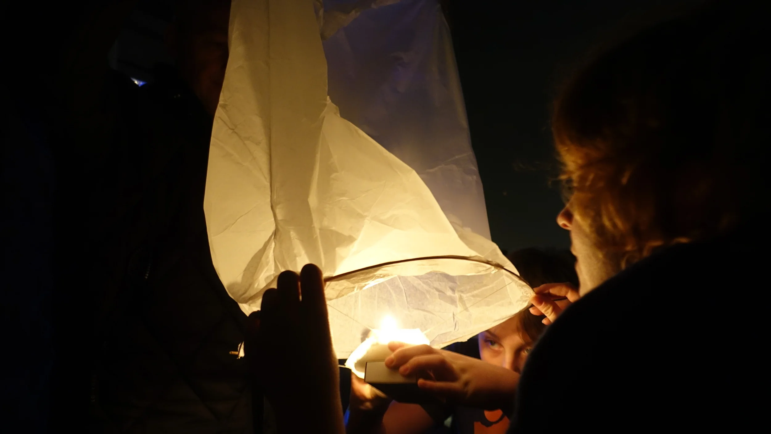 Marloes houdt de wensballon stevig vast