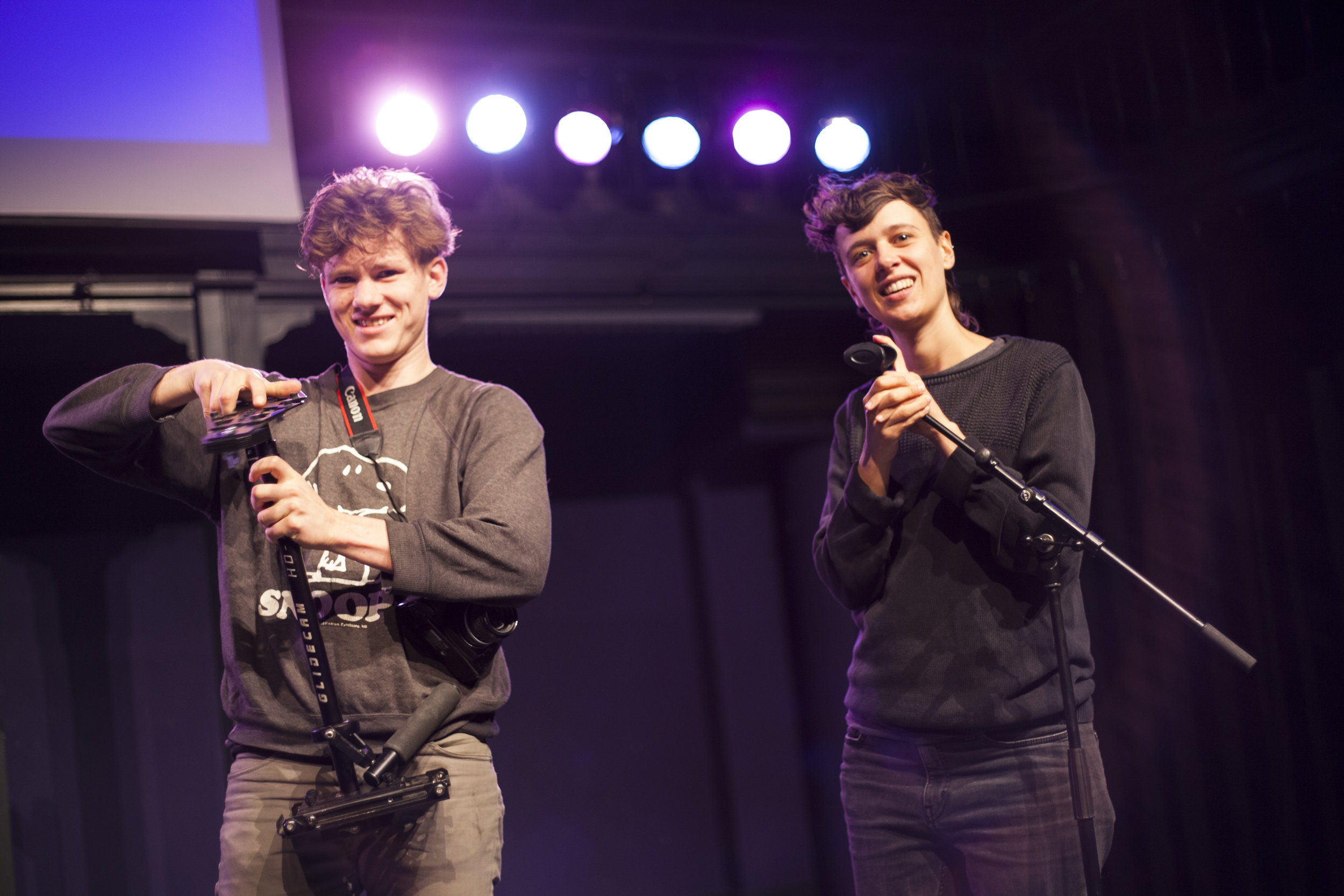 Chris zet zijn Glidecam in elkaar en Jo helpt met het instellen van de audio