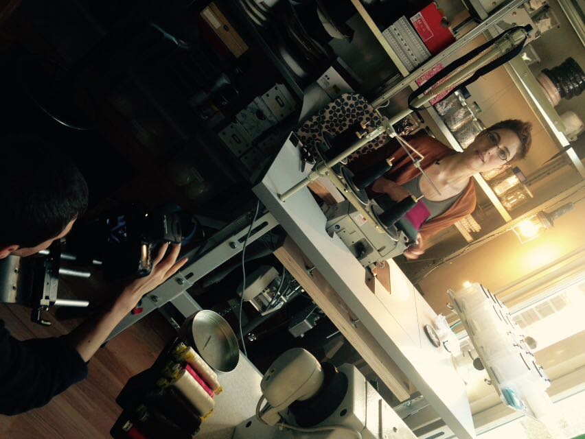 Danae aan het werk en Chris filmt!