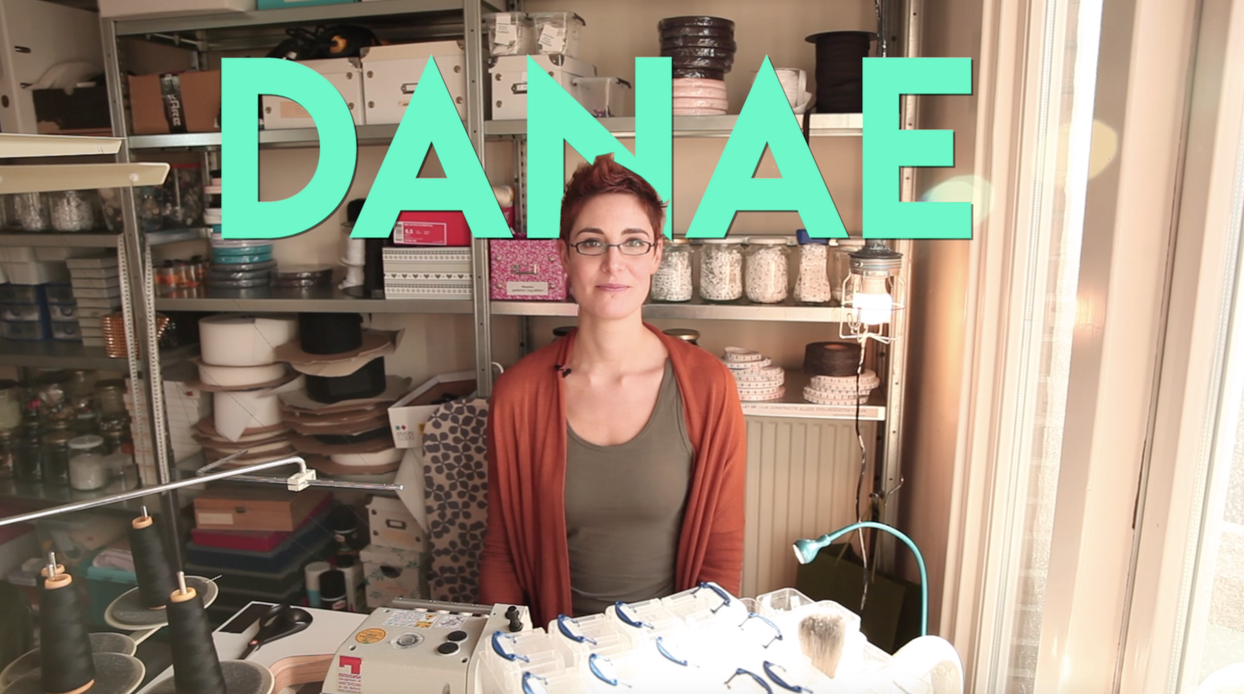 Danae van Trans-missie in haar naaistudio.